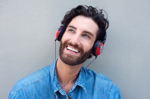 Visage heureux homme souriant avec un casque