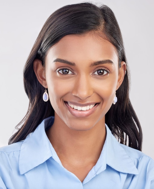 Visage heureux et portrait de femme indienne se détendre se sentir confiant sourire et gros plan isolé dans un fond blanc de studio Chef d'employé et travailleuse fier bonheur et confiance