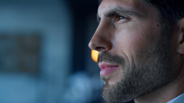 Visage d'homme regardant à distance au bureau