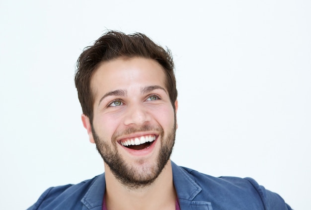 Visage de l&#39;homme souriant sur fond blanc