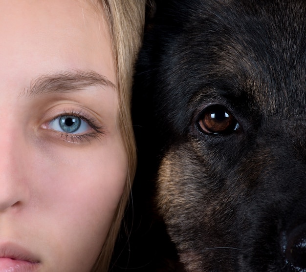 Visage humain et un visage de chien