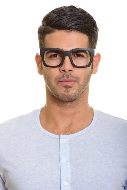 Visage de jeune bel homme persan avec des lunettes
