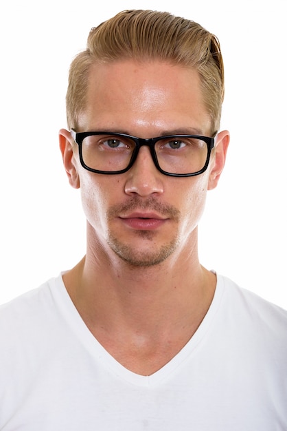 Visage de jeune bel homme portant des lunettes