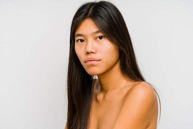 Visage de jeune femme chinoise bouchent isolé