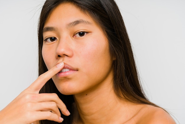 Visage de jeune femme chinoise bouchent isolé