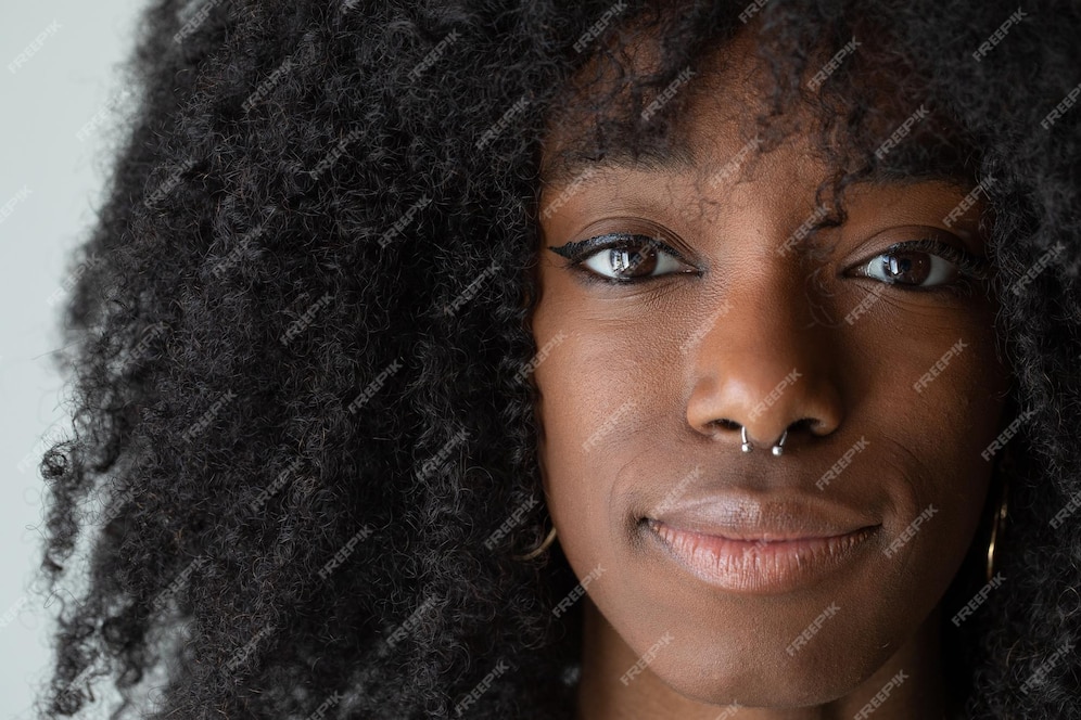 Visage D Une Jeune Fille Africaine Avec Un Piercing Au Nez Et Une Coiffure Afro Photo Premium