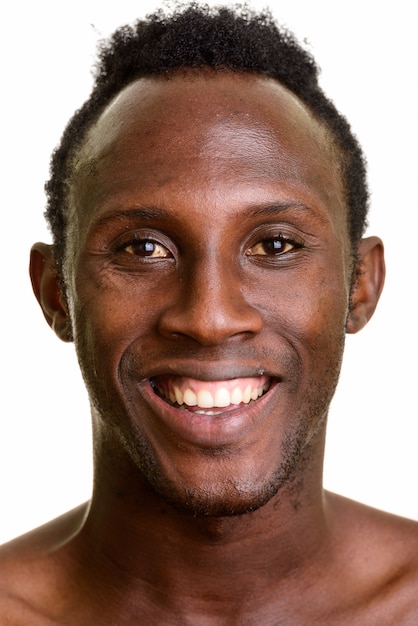 Visage de jeune homme africain noir heureux souriant