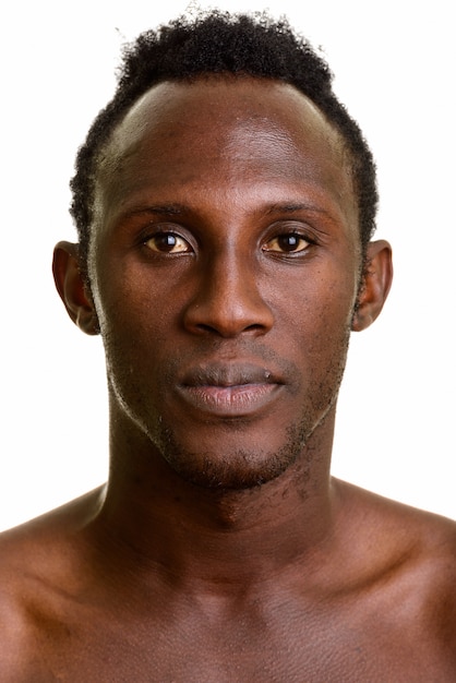 Visage de jeune homme africain noir