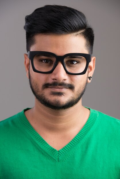 Visage de jeune homme indien beau portant des lunettes