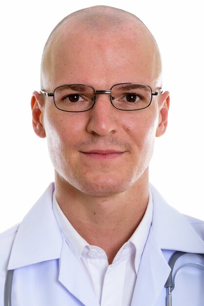 Visage de jeune médecin homme chauve beau portant des lunettes