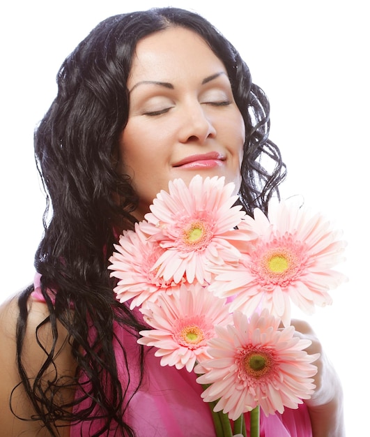 Visage de jolie jeune femme avec des fleurs