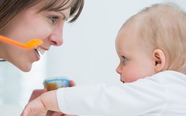 Visage de mère devant un bébé