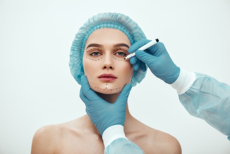Photo visage parfait belle et jeune femme au chapeau médical bleu en attente d'une chirurgie faciale pendant