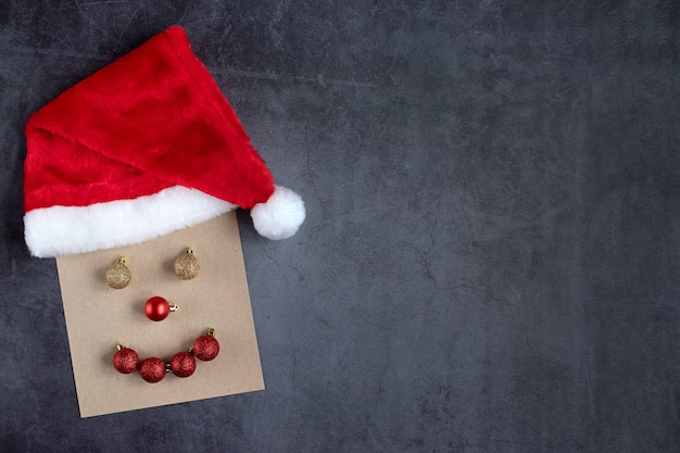 Le visage d'un père Noël souriant à partir de boules de papier artisanal et d'une casquette de Noël Créativité conceptuelle