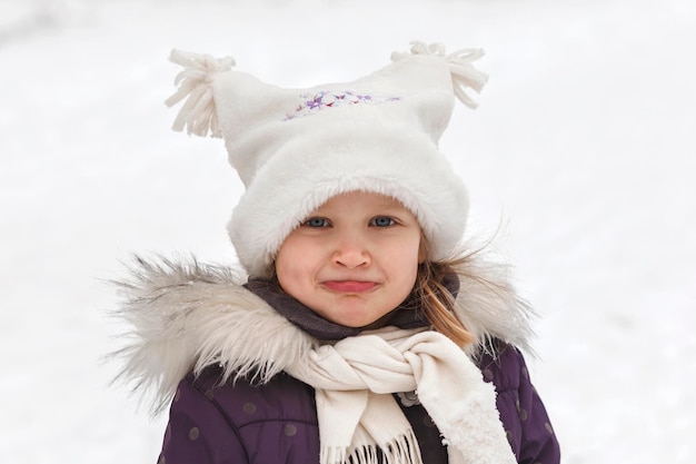 Visage de portrait d'enfant d'hiver Enfants en hiver enfant drôle dans un parc enneigé dans des vêtements chauds à la mode