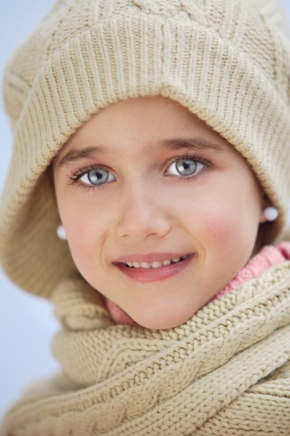 Visage précieux d&#39;une fille adorable sur fond bleu