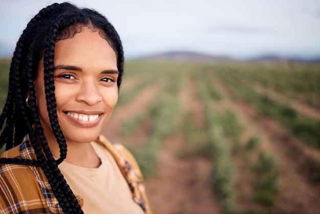 Visage souriant et agricultrice noire à la ferme pour une agriculture durable ou des plantes en croissance Agro portrait entreprise agricole et heureuse femme entrepreneur d'Afrique du Sud dans un jardin avec un espace de maquette