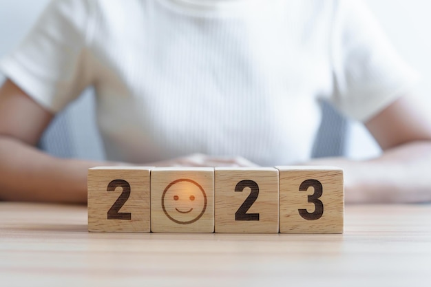 Visage souriant avec le bloc 2023 Commentaires de satisfaction Examiner le concept de santé mentale éco-durable et bonne année