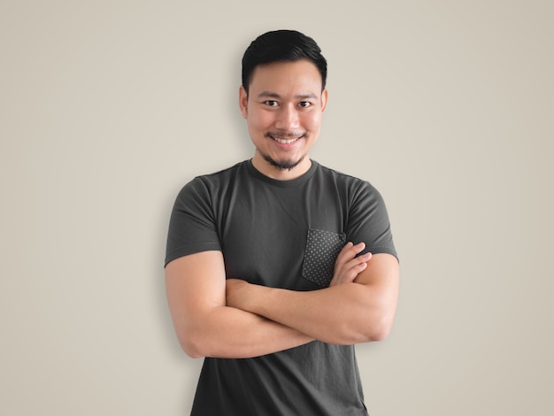 Visage souriant et poste de confiance de l&#39;homme asiatique avec la barbe.