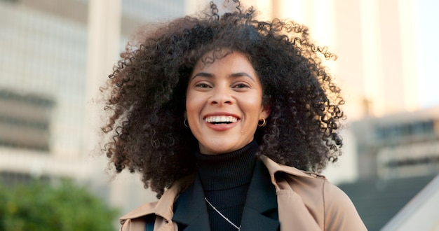 Visage et sourire de femme d'affaires dans la ville avec le travail, les déplacements et le matin avec confiance Portrait urbain et professionnelle heureuse de sa carrière et prête à commencer à travailler à l'extérieur