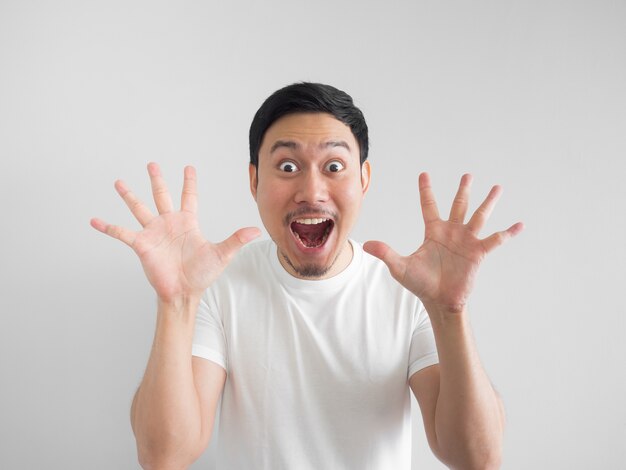 Visage surpris de l&#39;homme asiatique heureux en chemise blanche gris clair.