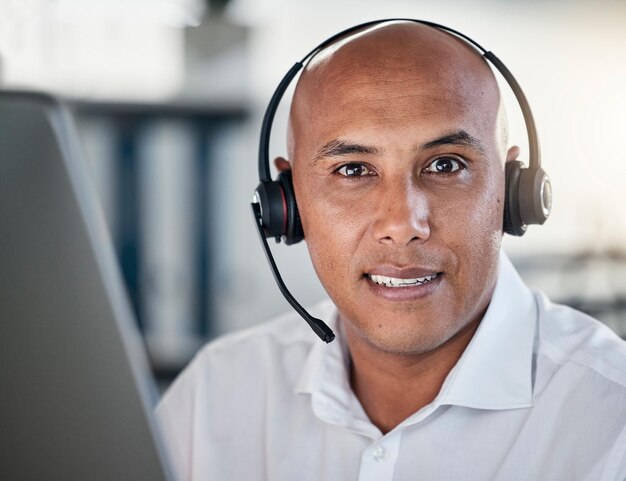 Photo visage de télémarketing et portrait d'un homme travaillant dans un centre d'appels en tant qu'opérateur prêt à donner des conseils agent d'assistance et casque avec représentant offrant une assistance et un service client