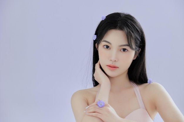 Les visages des femmes asiatiques sont embellis avec des visages cosmétiques pour la publicité