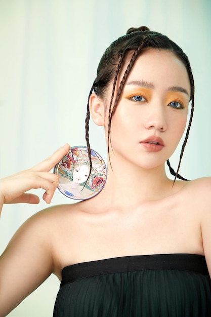 Les visages des femmes asiatiques sont embellis avec des visages cosmétiques pour la publicité