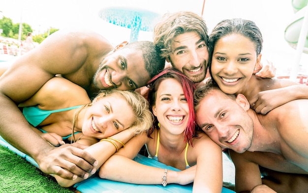 Visages de meilleurs amis prenant selfie à la fête de la piscine