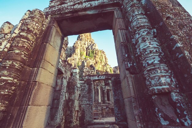 Visages en pierre de l'ancien temple de la culture khmère du Bayon dans la région d'Angkor près de Siem Reap, Cambodge