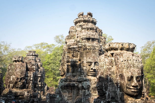 Visages souriants bouddhistes sur les tours du temple de Bayon, au Cambodge.