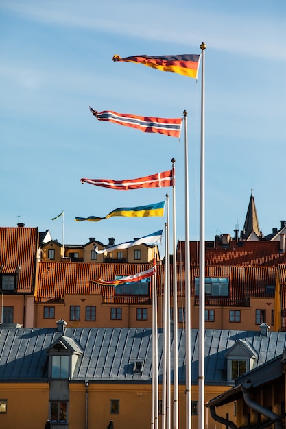 Visby, Gotland, Suède - 1er octobre 2021 : Drapeaux de différents pays et toits de la vieille ville antique Visby, Gotland, Suède