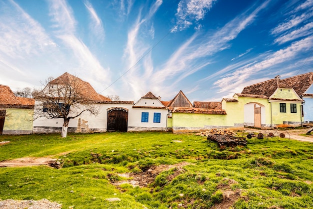 Viscri Roumanie ancienne maison traditionnelle peinte en bleu du village de Viscri Transylvanie communauté saxonne allemande Unesco