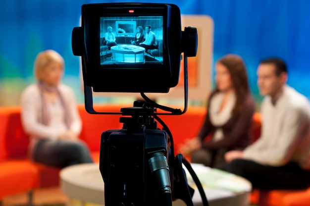 Viseur de caméra vidéo - émission d'enregistrement en studio de télévision - mise au point sur la caméra