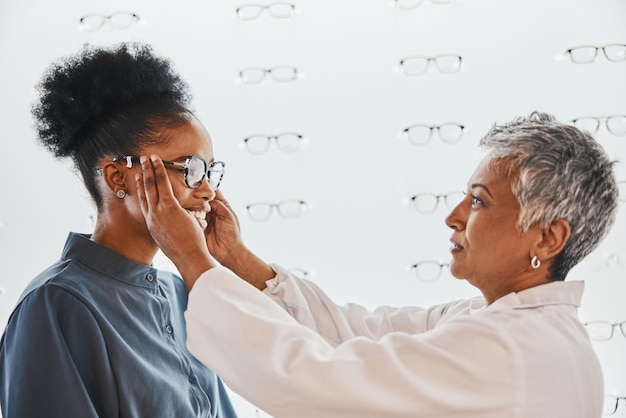 Photo vision d'opticien et femme noire achetant des lunettes dans un magasin d'optométrie ou un magasin d'ophtalmologie