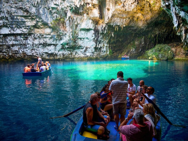 Visite en bateau de touristes dans une grotte avec un lac souterrain Melissani dans l'île de Céphalonie Grèce