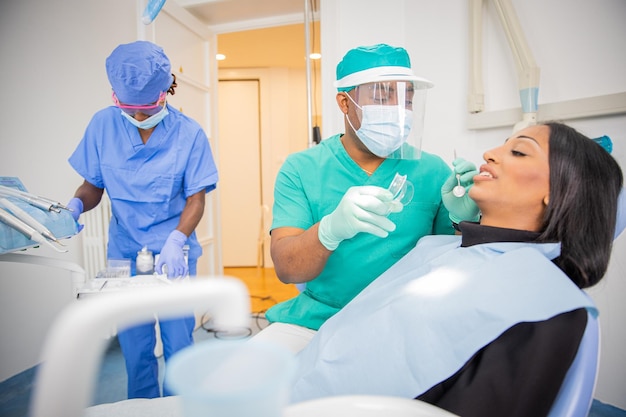 Visite dentaire une fille vérifie son hygiène bucco-dentaire dans un cabinet dentaire