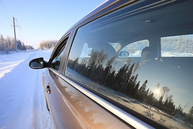 Visite de la forêt de neige en voiture en hiver