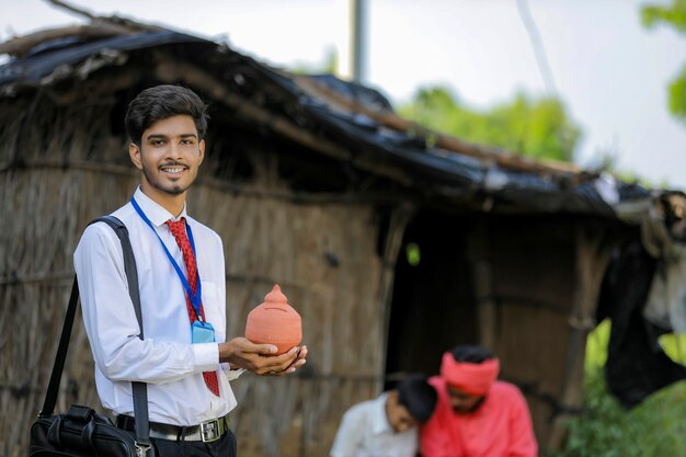 Visite d'un jeune banquier indien à l'agriculteur à la maison