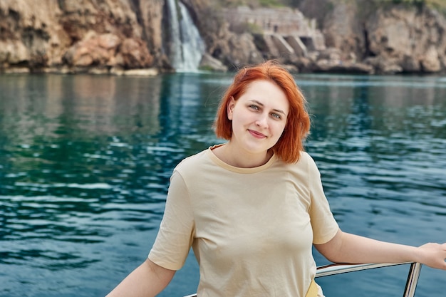 Visite touristique de la mer sur yacht jeune femme européenne posant pour le photographe