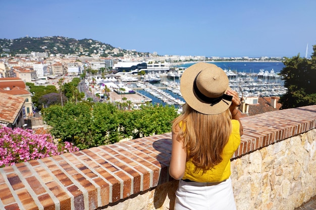 Visiter la Côte d'Azur Vue arrière de jolie fille appréciant le paysage urbain de Cannes France