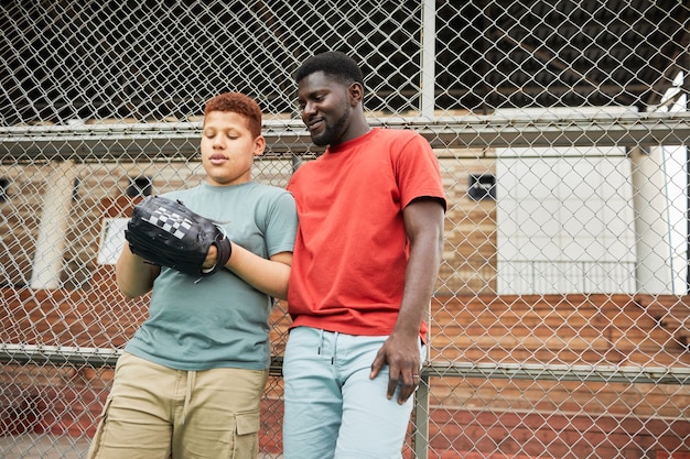 Visiter l'entraînement de baseball avec son fils