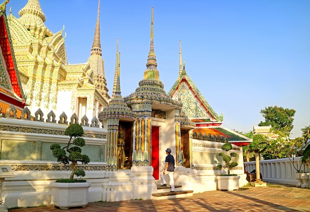 Visiteur entrant au Temple du Bouddha couché ou Wat Pho Vieille Ville de Bangkok en Thaïlande