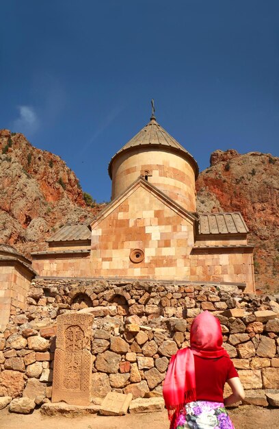 Visiteur féminin admirant le Surb Karapet ou l'église Saint-Jean-Baptiste au complexe du monastère de Noravank, Arménie