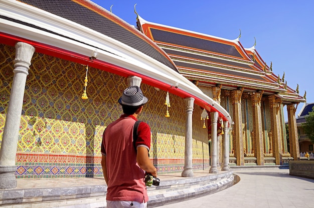 Visiteur marchant le long de la fantastique galerie circulaire du temple bouddhiste Wat Ratchabophit Thaïlande
