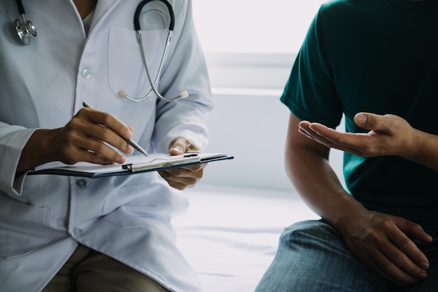 Un visiteur de santé avec tablette expliquant à une femme âgée comment prendre des pilules