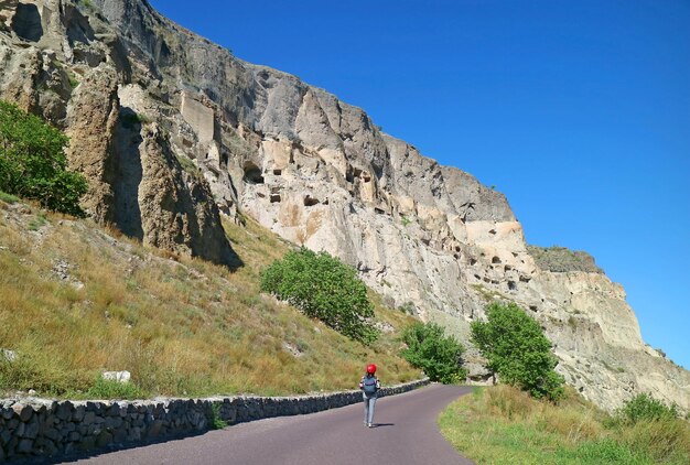 Visiteur sur le sentier grimpant sur Vardzia Medieval Cave City dans la région sud de la Géorgie