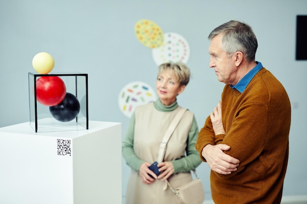 Les visiteurs du musée à la recherche d'objets d'art