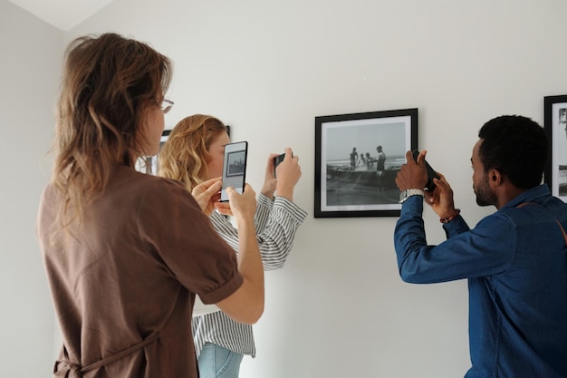 Visiteurs photographiant une photo au musée