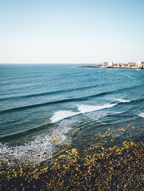 Vista elevada de la playa del Arenal à Tenerife durante una tarde despejada